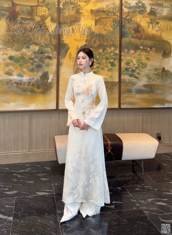 Áo Dài Truyền Thống Gấm Thêu Họa Tiết Hoa Sen Nền Nã