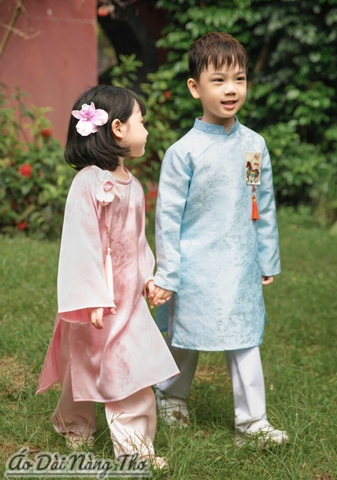 Áo Dài Bé Trai Gấm Xanh Kèm Dây Tua Rua