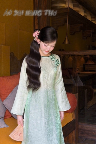 Áo Dài Cách Tân Gấm Nhũ Xanh Cổ Tròn Đính Hoa Xinh