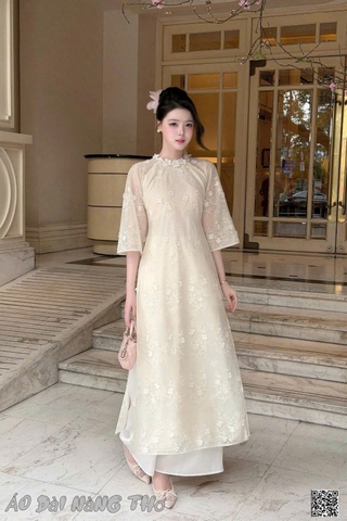 Áo Dài Cách Tân Lụa Kem Cổ Tròn Đính Bông Cổ