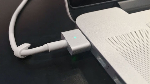 Nên cắm sạc mabook đúng cách để hạn chế bị chai pin