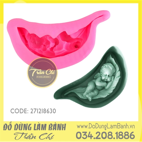 Khuôn silicone Baby nằm trên lông vũ