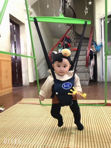 Cho Bé Nghe Nhạc Khi Chơi Xích Đu Nhún Nhảy: Giúp Bé Phát Triển Toàn Diện