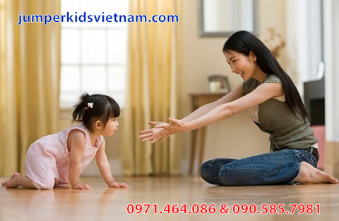 Bé bước vào giai đoạn tập đi