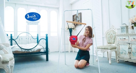 Đừng cho rằng xích đu nhún nhảy Jumper Kid là sản phẩm bắt bé phải tập đi từ sớm