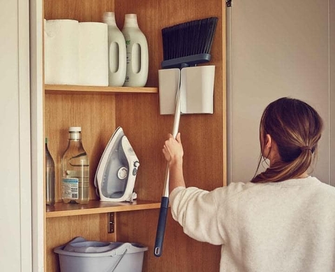 Chổi cán dài treo tường Joseph Joseph 65002 Blue