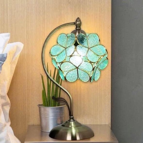 Đèn bàn cánh hoa Tiffany cổ điển sang trọng.