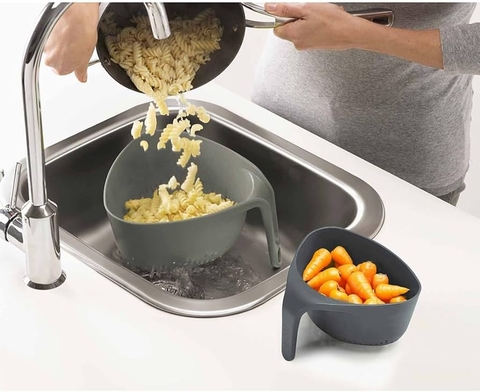 Set rổ có tay cầm Joseph Joseph 40094 Colander Nest Nest™set 2 món màu xám