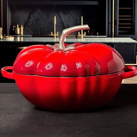 Nồi Gang Cà Chua Moos kích thước 27cm x 21cm x 15,5cm, dung tích 3,2L