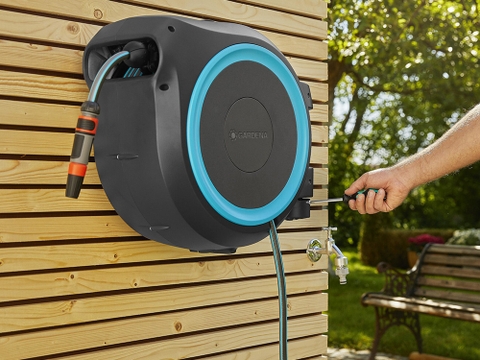 Bộ vòi tưới treo tường dây cuốn tự động 35m Gardena 18630-20