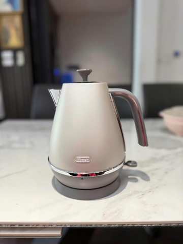 Ấm siêu tốc De'Longhi Distinta Flair 1,7L KBI2001.S Finesse Silver