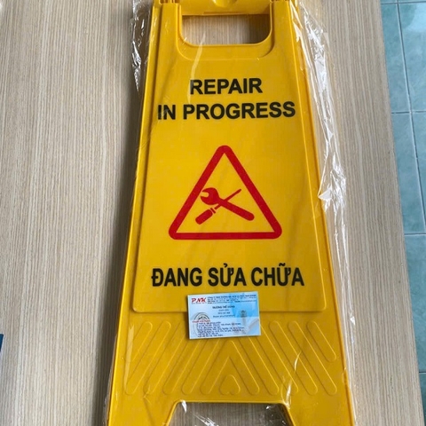 BẢNG NHỰA CẢNH BÁO ĐANG SỬA CHỮA 600x205x295