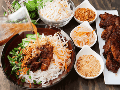 Thịt nướng xả trộn bún