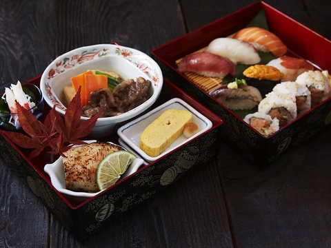 Sushi hải sản đóng hộp