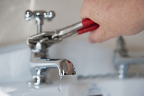 Hướng dẫn tự sửa vòi nước bị rò rỉ tại nhà đơn giản không cần gọi thợ
