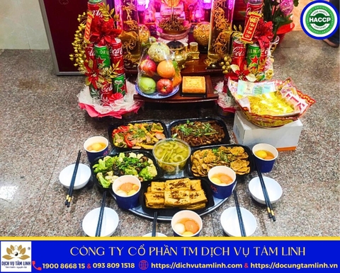 Nhân viên Dịch Vụ Tâm Linh hỗ trợ khách hàng bày trí mâm cúng gia tiên tận nhà chuyên nghiệp
