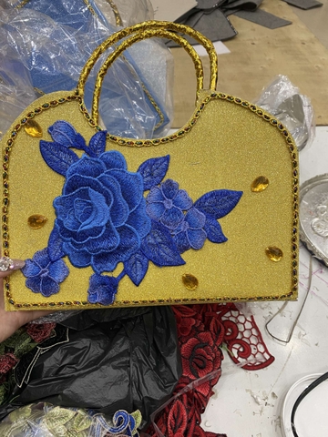 Túi xách vàng mã kiểu truyền thống