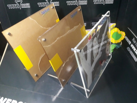Khung mica để bàn được gắn lại bằng chốt thẩm mỹ