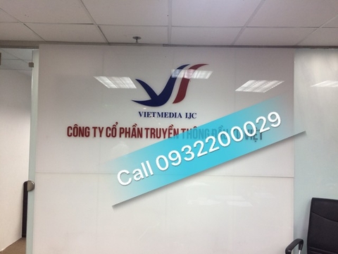 Biển lễ tân trọng bằng chất liệu mica được các công ty hay dùng