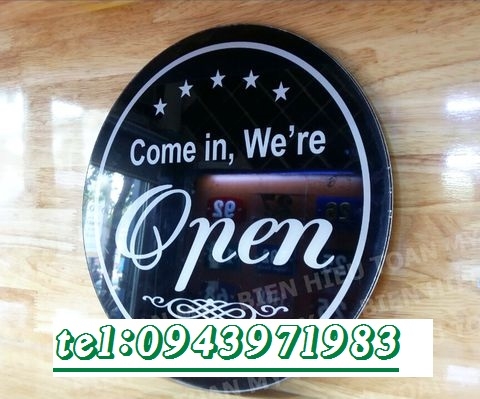 Biển open close treo ở các cửa hàng-biển thông báo giờ giấc