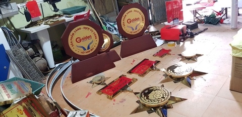 Nhận lắp đặt quốc huy bằng đồng