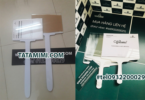 Biển đón sân bay có tay cầm mica thay thế biển gỗ như trước kia