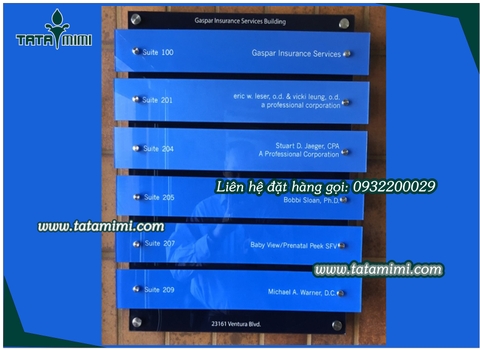 Biển chỉ dẫn tòa nhà ghép từ các tấm mica