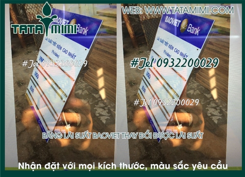 Biển lãi suất ngân hàng đặt tại cửa phòng giao dịch