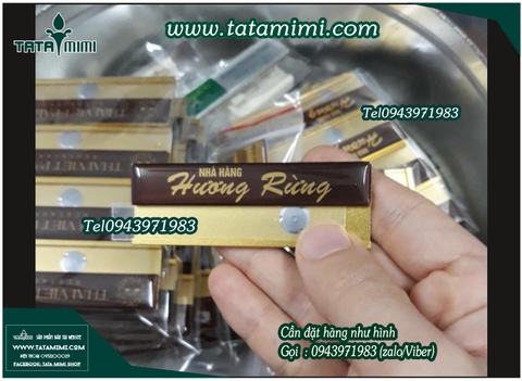 Thẻ tên đeo áo đính kim băng hay nam châm