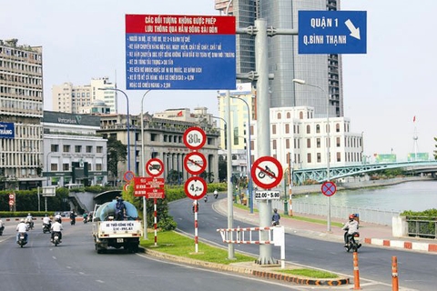 Biển chỉ dẫn giao thông là tín hiệu cần thiết cho người đi đường