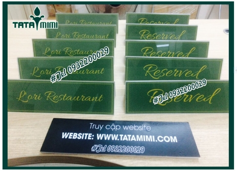 Kệ chức danh bằng mica có sẵn