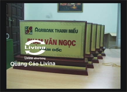 Chuyên sản xuất và phân phối biển chức danh đế gỗ mặt bằng đồng