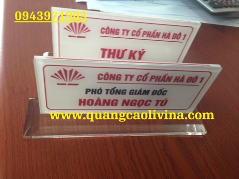 Biển chức danh bằng mica giá mềm.