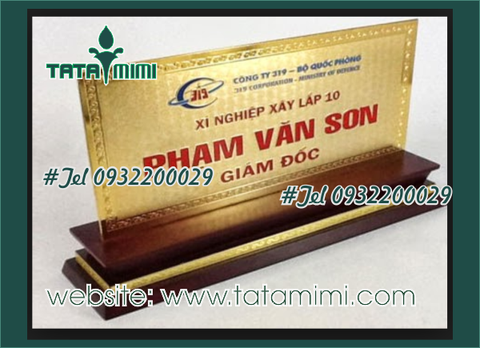 Biển chức danh đế gỗ mặt bằng đồng sang trọng