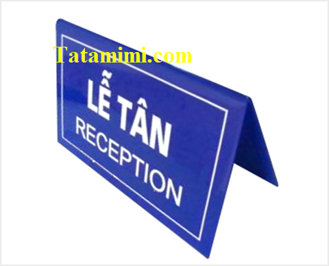 Quầy lễ tân cần đặt biển chức danh mica