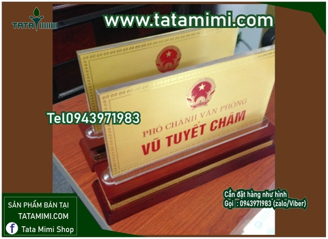 Bảng chức danh chất liệu gì?