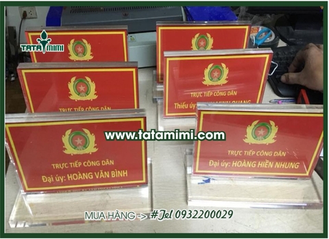 Kệ chức danh đơn giản và cầu kì bằng mica
