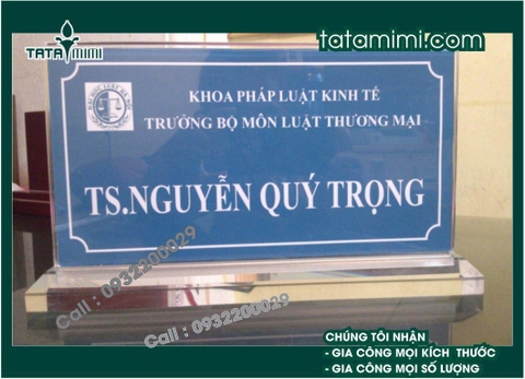 Bảng chức danh làm từ vật liệu nào