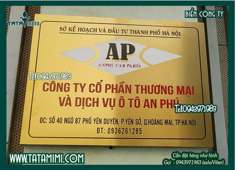 Biển công ty bằng đồng gắn ở cửa chắc chắn