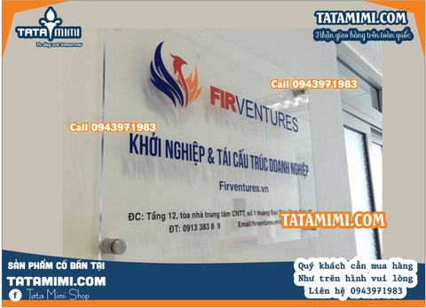Biển công ty treo trong nhà