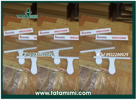 Biển đón cầm tay có mặt khắp các sân bay,tàu xe