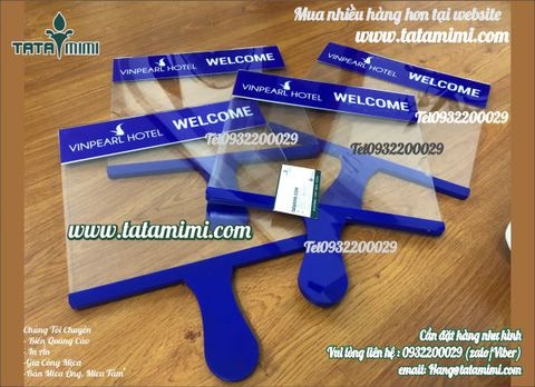 Biển A4 in logo cầm tay đón sân bay