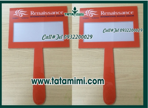 Để nhận biết người cần đón cần có biển đón sân bay,tàu xe cầm tay