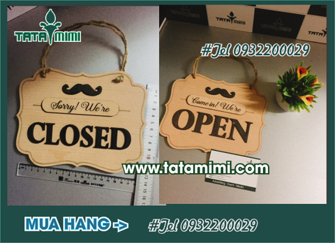Bảng “open close – giờ mở cửa  giờ đóng cửa” treo ở cửa