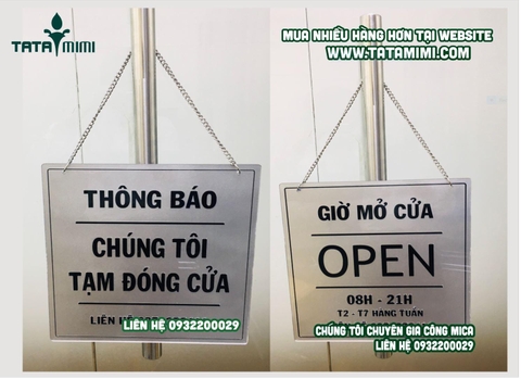 Biển thông báo treo ở cửa được làm từ mica in decal hoặc gỗ gắn chữ