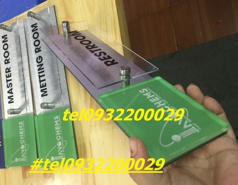 Biển mica ở cửa phân biệt các phòng ban