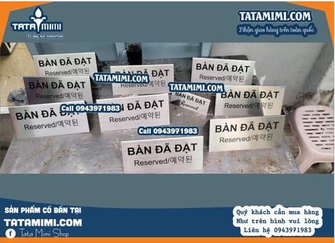 Biển chữ A đánh dấu bàn đặt