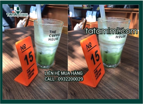 Biển số bàn bằng mica màu cam được the coffee house sử dụng