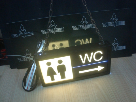 Biển WC bằng chất liệu mica có gắn đèn led