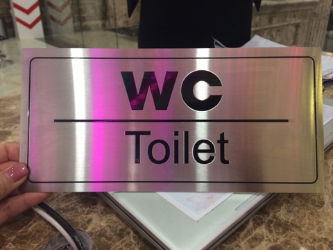 Biển WC bằng các chất liệu khác nhau